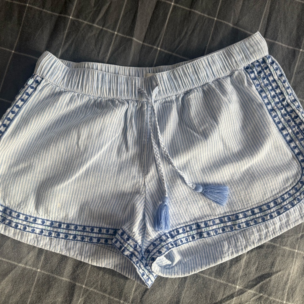 Vineyard Vines Blue and White Athletic Shorts
Size S 
2 1/2 ‘ inseam